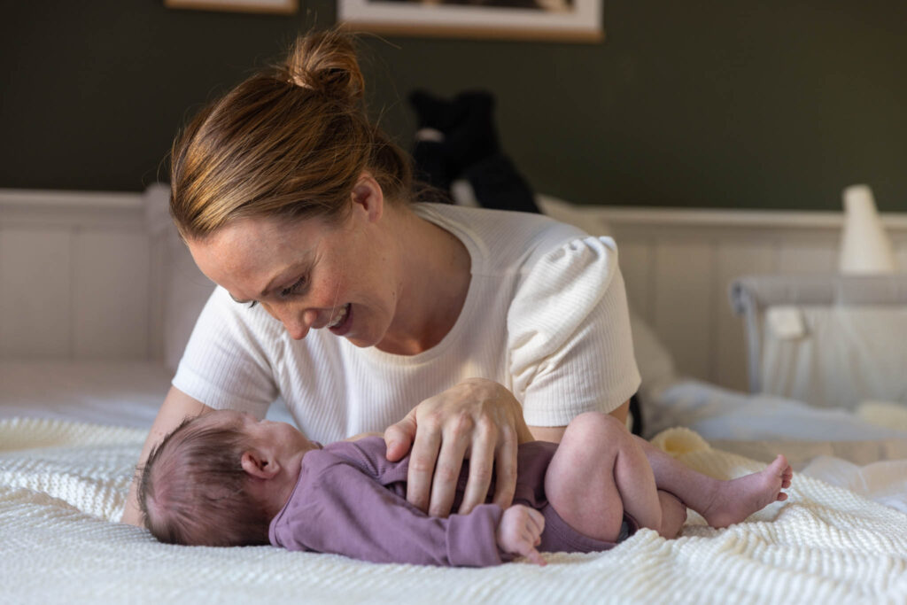 mor prater med babyen sin, nærhet og kjærlighet. 