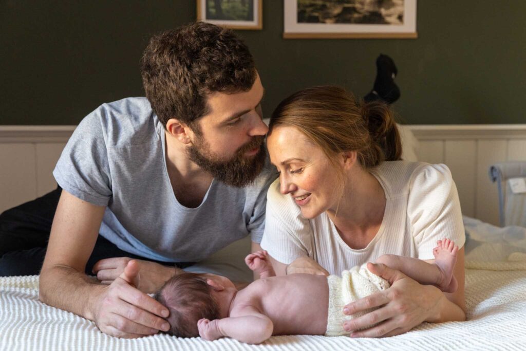 nybakte foreldre med sitt nyfødte barn