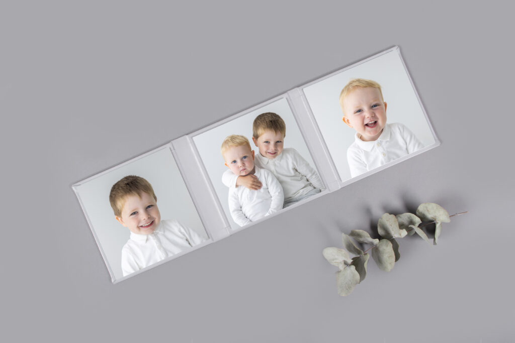 Bilde av et triplex; tre bilder montert på et omslag. Produkter tilgjengelig i din personlige fotobutikk til Fotograf Linn Landmark. 