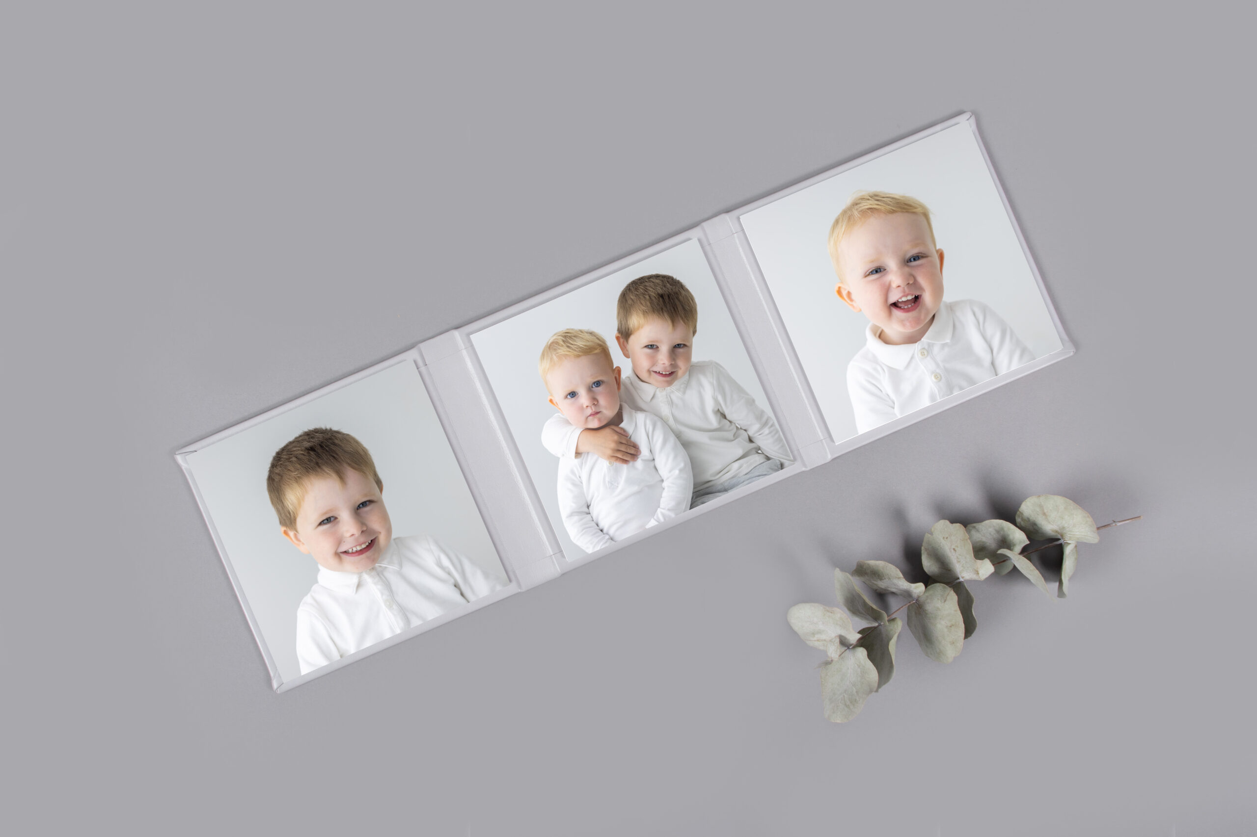 Bilde av et triplex; tre bilder montert på et omslag. 