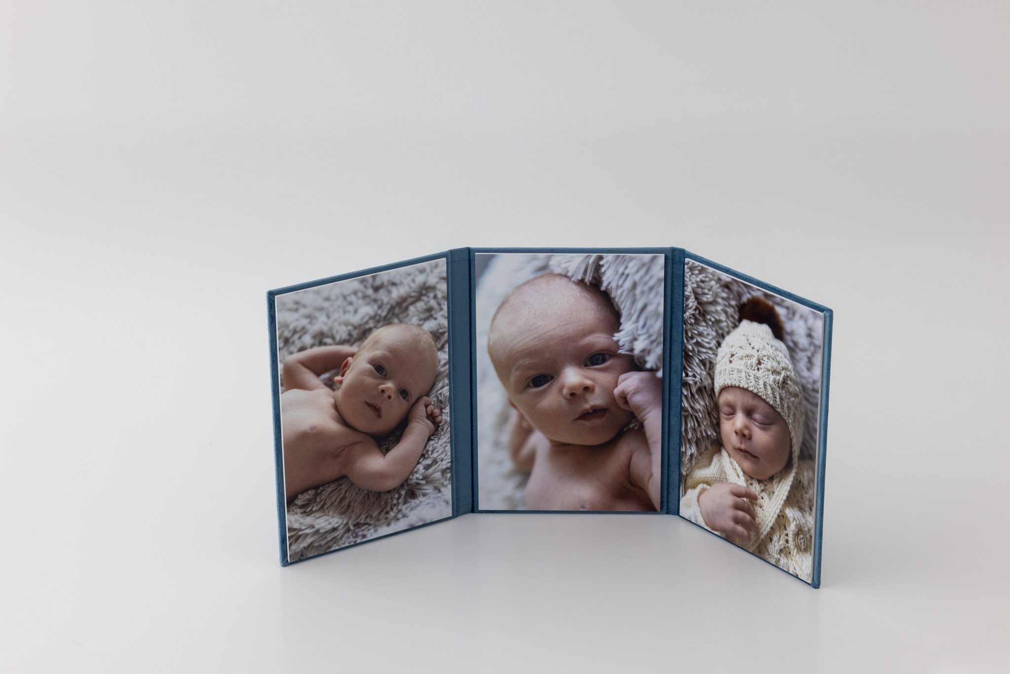 Triplex album i blå fløyel, bilde av en nyfødt baby - produkter er tilgjengelig i nettbutikken til Fotograf Linn Landmark